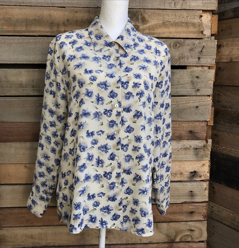 Medium . Vintage button front blouse floral print Small