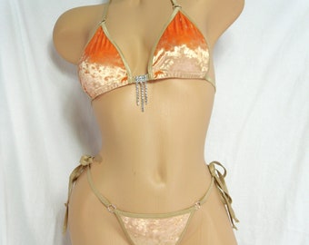 Bikini princesse avec triangle allongé dans le dos - finitions en velours écrasé mangue et fauve