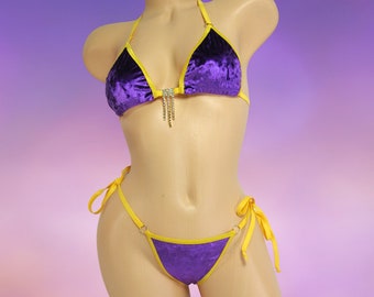 String de bikini princesse avec dos triangulaire allongé, velours froissé violet et bordures dorées