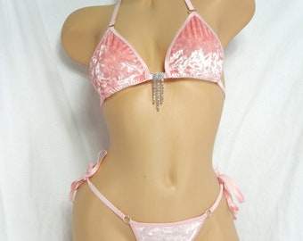 String de bikini princesse avec dos triangulaire allongé - Velours froissé rose layette et garnitures rose layette