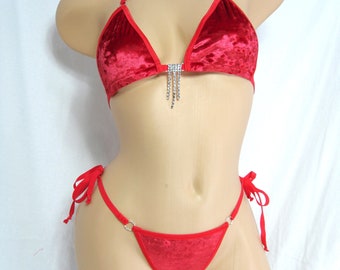 Bikini Princesa con Tanga Espalda Triangular Extendida - Terciopelo Triturado Rojo - Ribete Rojo