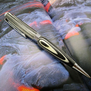 Penna in legno massello bianco e nero, penna broad, regalo penna in legno, regalo per collezionisti, broad pen, pen pal, penna fatta a mano