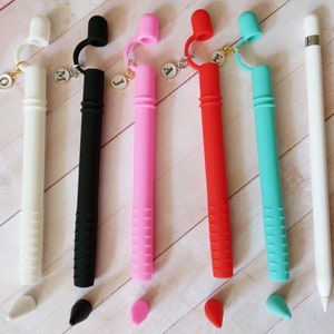 パーソナライズされたApple Pencilスリーブ、保護滑り止めApple Pencilシリコンスリーブ、シルバーゴールド名前文字チャームペンダント