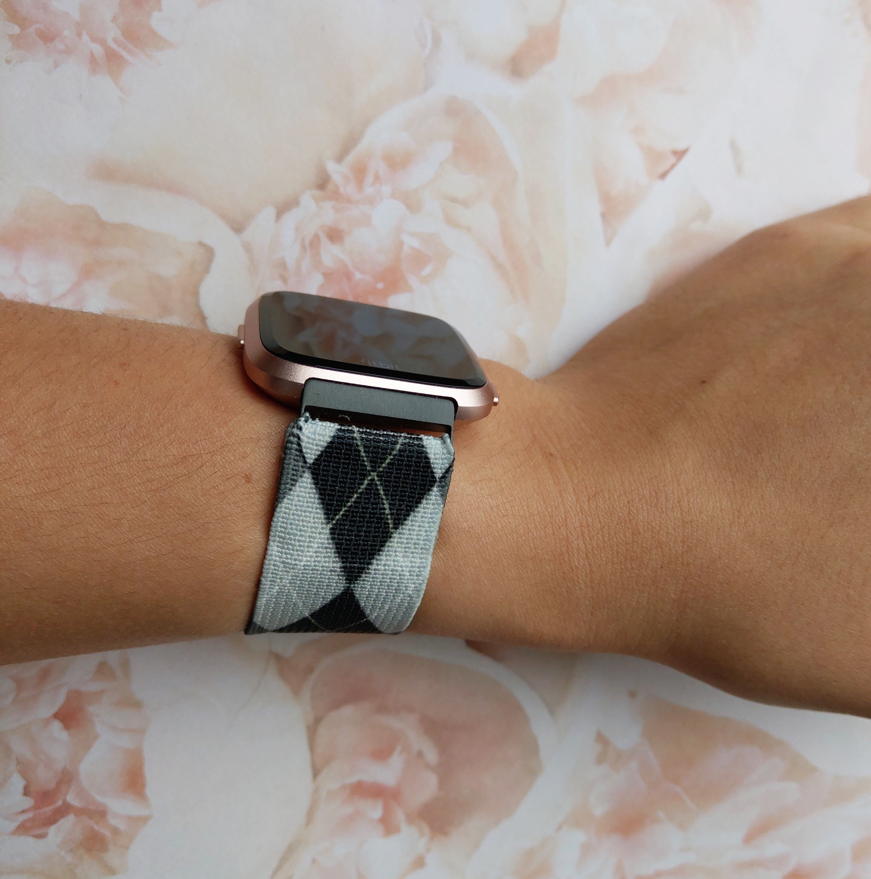 fitbit versa putting band on