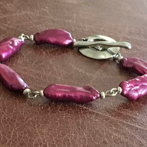Raspberry cultured pearl bracelet