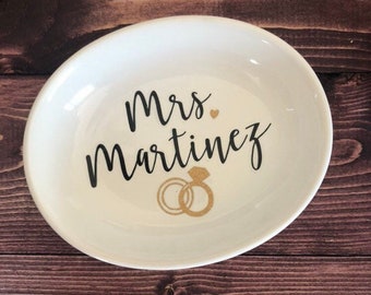 Plato de cerámica personalizado para anillos, regalo de compromiso, joyero nupcial.