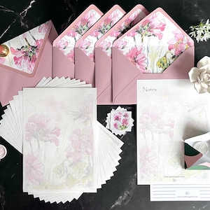 Set regalo di carta da lettere e cancelleria floreale dipinta a mano con design di geranio rosa profumato di lusso, buste fatte a mano, rosa inglese