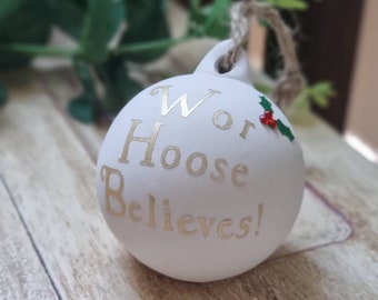 Set von 2 6cm Keramik Wor Hoose Believes Geordie Weihnachtsbaum Dekoration Ornament Newcastle upon Tyne Geschenk Geschenk Christbaumkugel