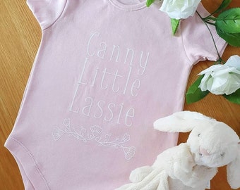 Canny Little Lassie Geordie Baby Mädchen Kleidung Bodysuit Weste Newcastle Themed