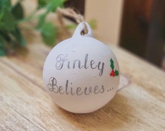 Set von 2 6cm Keramik personalisierte Weihnachten Name glaubt Baum Christbaumkugeln Ornament Geschenk festlich Kind Kind Familie