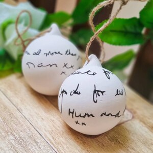 Lot de 2 boules de Noël personnalisées en céramique, écriture manuscrite, message, ornement, cadeau de fête, fait main, souvenir, famille, être cher