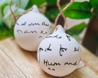 Set mit 2 Keramik Weihnachtskugeln Keramik Handschrift Nachricht Ornament Festliches Geschenk Handgefertigte Erinnerung Familie Geliebte Person
