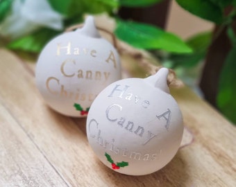 Set von 2 6cm Keramik Have A Canny Weihnachten Geordie Weihnachtsbaum Dekoration Ornament Newcastle upon Tyne Geschenk Geschenk Christbaumkugel