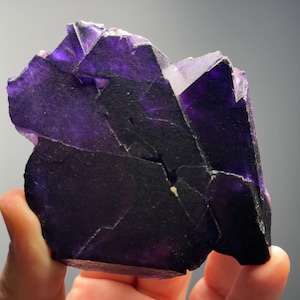 Esemplare di fluorite viola: cristallo di fluorite dal colore intenso proveniente dal Fujian, Cina