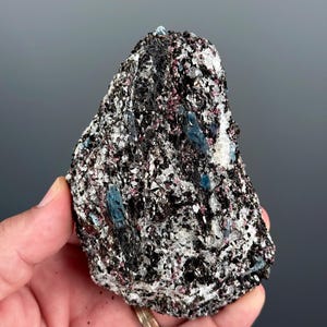 Ejemplar raro de cianita azul con granate