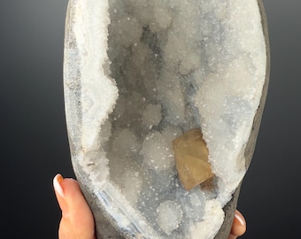 Geode di cristallo di calcedonio drusa con apofillite (pezzo autoportante)