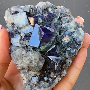 Esemplare minerale di fluorite verde-viola cangiante, cristallo di fluorite