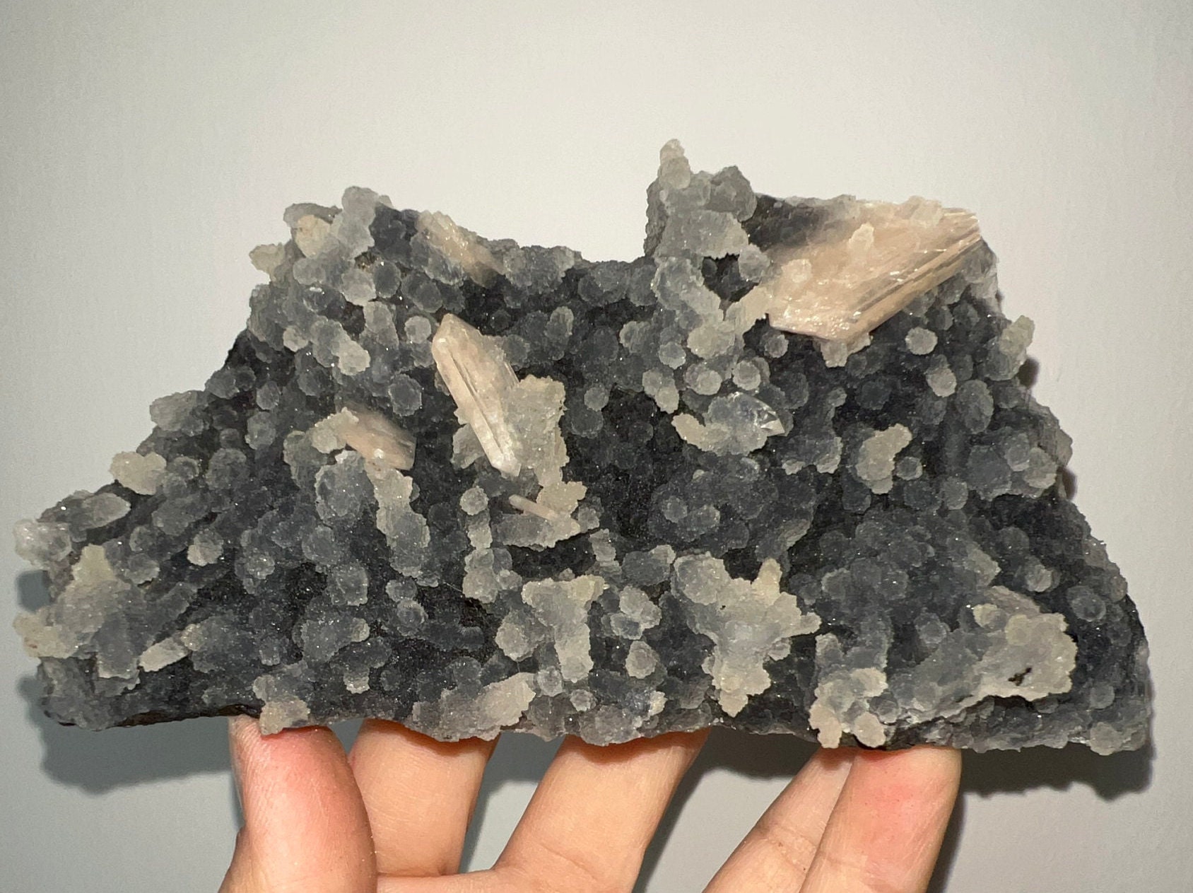 ドゥルージーカルセドニー鍾乳石結晶標本上のスティルバイト - Etsy 日本