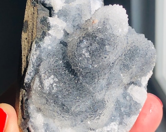 Ejemplar de calcedonia gris azulada drusa