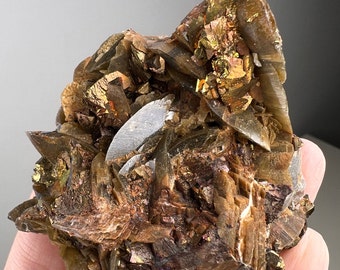 95 mm 365 g 光沢のある金色の黄銅鉱と菱鉄鉱、中国産天然鉱物標本