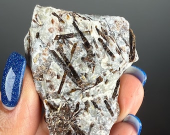 Spécimen de cristal d'astrophyllite brune