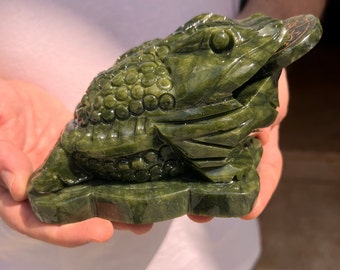 Large Green Jade Money Frog Sculpture: Feng Shui Wealth Decor