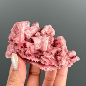 Ejemplar de mineral de halita rosa frambuesa procedente del lago Searles, California.