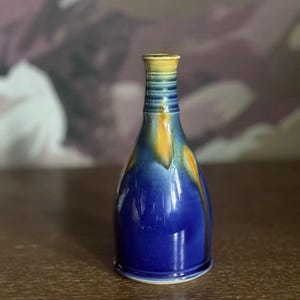 Handgjord Studio Keramikvas – Blå Orange Droppglasyr, Signerad Konstflaska