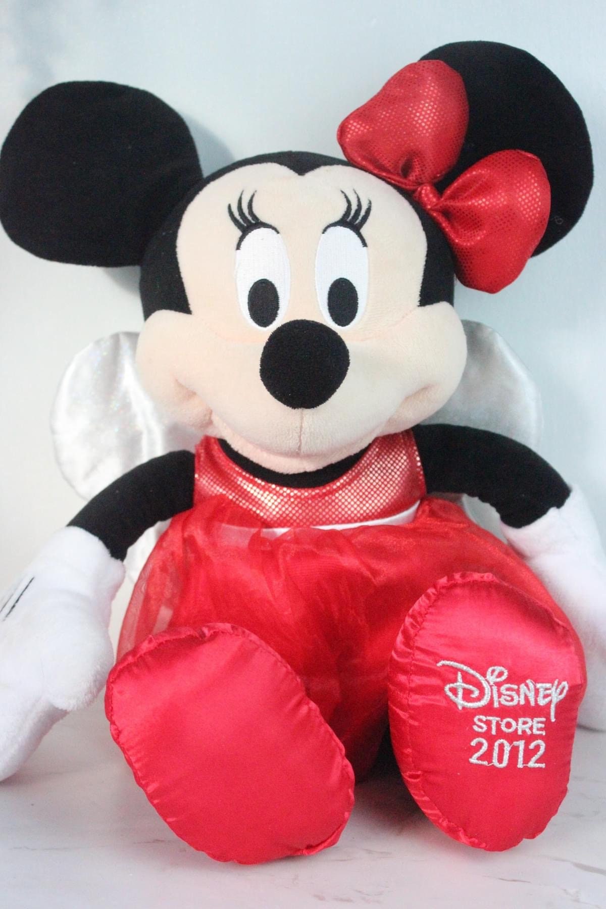 Peluche Minnie Mouse Disney Store 2012 robe rouge ailes 44 cm