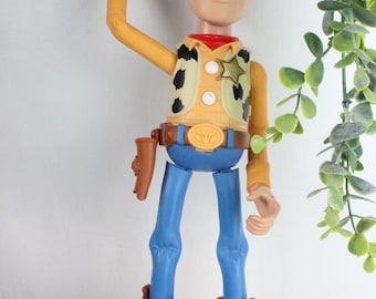Figura a gran escala de Woody Toy Story de Disney Pixar