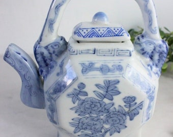 Tetera Oriental Azul y Blanco Chinoiserie Octagonal Floral 6.5" Alto