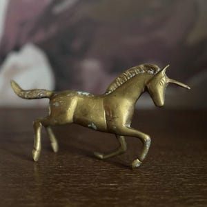 Estatueta de Unicórnio Vintage em Latão Maciço | Peça Decorativa Colecionável de Meados do Século XX, enfeites de unicórnio, unicórnio de latão