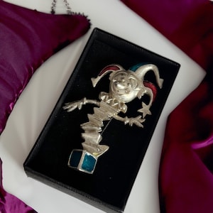 Spilla vintage da giullare / Spilla da clown in smalto color argento / Regalo di gioielli da arlecchino / Accessorio stravagante per costume di carnevale