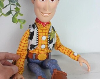 Disney Pixar Sheriff Woody Toy Story Muñeca parlante con cuerda de 16.5 pulgadas Sombrero Thinkway