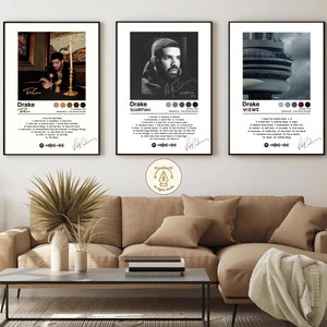 Peut inclure: Trois impressions encadrées noir et blanc de pochettes d'albums de Drake. Les pochettes d'albums sont pour les albums "Take Care", "Scorpion" et "Views". Chaque impression comprend le titre de l'album, la date de sortie et la liste des pistes.