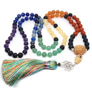 Mala 7 Chakra annodata a mano con 108 perline di pietra preziosa con perla di Sutra Guru a cuore in legno, collana da meditazione piena di energia con nappa e ciondolo