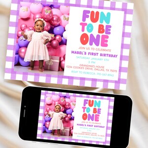 Puede incluir: Una invitación de cumpleaños con una foto de un niño con un vestido rosa, rodeado de globos. La invitación tiene un borde de cuadros morados y el texto "FUN TO BE ONE" y detalles de la fiesta.