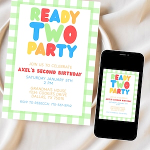 Puede incluir: Una invitación de cumpleaños con las palabras "READY TWO PARTY" en letras coloridas. La invitación, con un borde de cuadros verdes, anuncia el segundo cumpleaños de Axel. Un smartphone muestra un diseño similar.