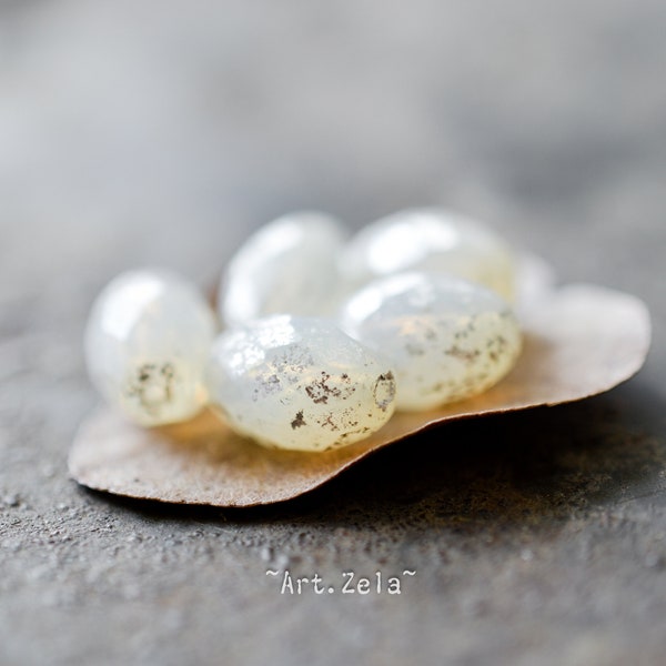 OLIVES BLANC LAITEUX X4 Perles Verre Tchèque Opalescent Facettes Finition Mercure 12x8mm [22_00]