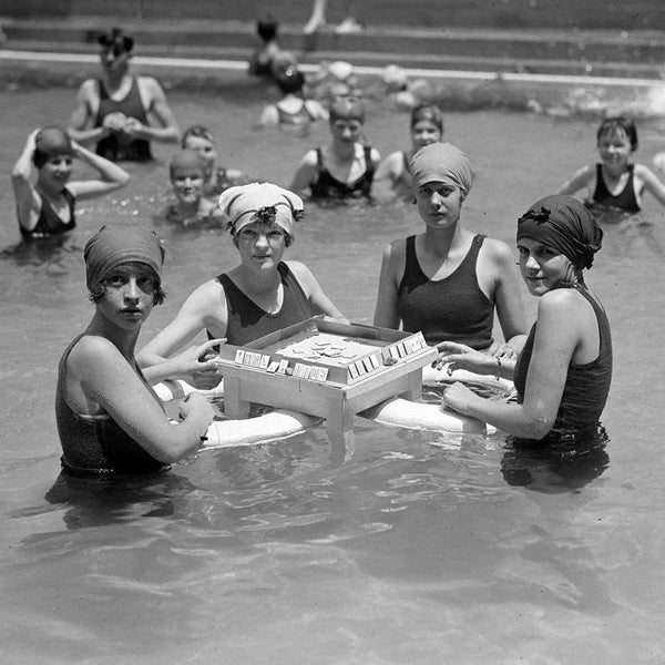 1924 Giocando a Mah-Jong in piscina Fotografia vintage Download istantaneo