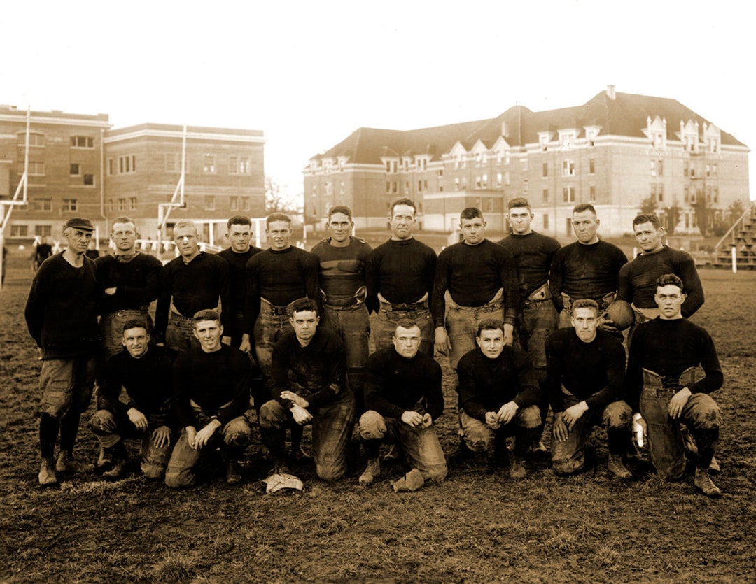 1920 Oregon Agricultural Football Team Vintage Photograph 8.5 X 11
