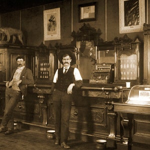 1905 Montana Saloon Photo: Orland Osgood, Carter County Art Print (8.5&quot; x 11&quot;)