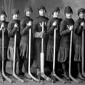 1915 The Victorias, Women&#39;s Hockey Team Vintage Photograph 8.5&quot; x 11&quot; - - Historic Scene --