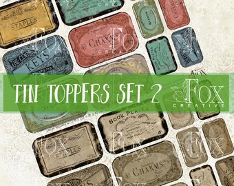 Può includere: Un set di 12 tappi di latta in stile vintage con vari design, tra cui "Book Plates", "Staples", "Keys" e "Charms". I tappi sono stampati su uno sfondo bianco con testo nero e marrone e illustrazioni. Il testo "TIN TOPPERS SET 2" è stampato in verde nella parte superiore dell'immagine.