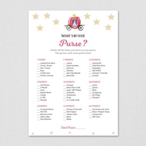 Könnte beinhalten: Eine druckbare Spielkarte mit einer Illustration einer rosafarbenen und weißen Prinzessinnenkutsche. Die Karte enthält eine Liste von Gegenständen, die abgehakt werden können, wobei jedem Gegenstand Punkte zugewiesen werden. Der Titel des Spiels lautet "What's in Your Purse?"
