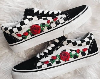 vans avec des roses rouges