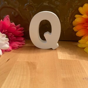 Letras de madera de pie, estilo blanco de 3 pulgadas, letra Q