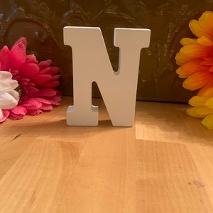 Letras de madera de pie, estilo 2, 3 pulgadas, color blanco, letra N