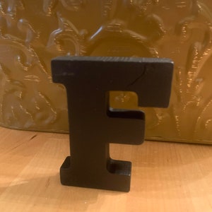 Letras de madera de pie, 3 pulgadas, color negro LETRA F