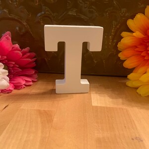 Letras de madera de pie, estilo 2, 3 pulgadas, color blanco, letra T